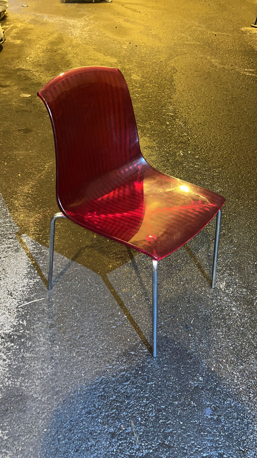 Siesta, tuoli punainen - Jakava Oy - Ylijäämää ja materiaaleja varastoituna Turun ylijäämävarasto -