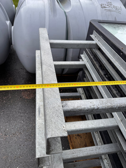 Maahan pultattava mainosteline ulkokäyttöön 1300x2300mm