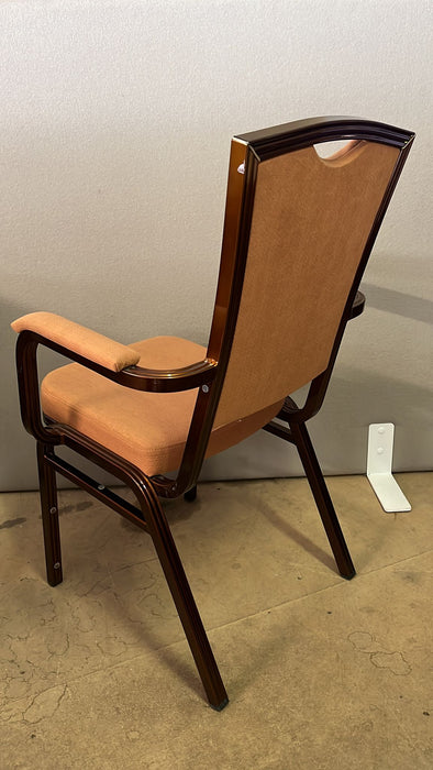 Metallirunkoinen oranssi tuoli