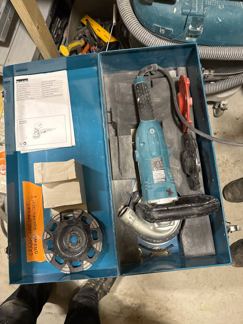 Makita betonihöylä, neljällä hyväkuntoisella laikalla