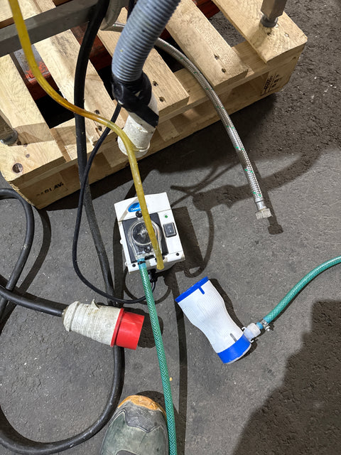 Astianpesukone jalustalla 60x60x125cm