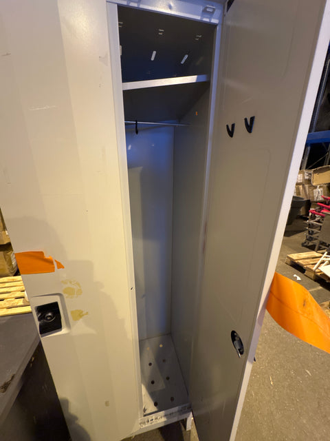 Pukukaappi 60x50x190cm (avaimet hukassa)