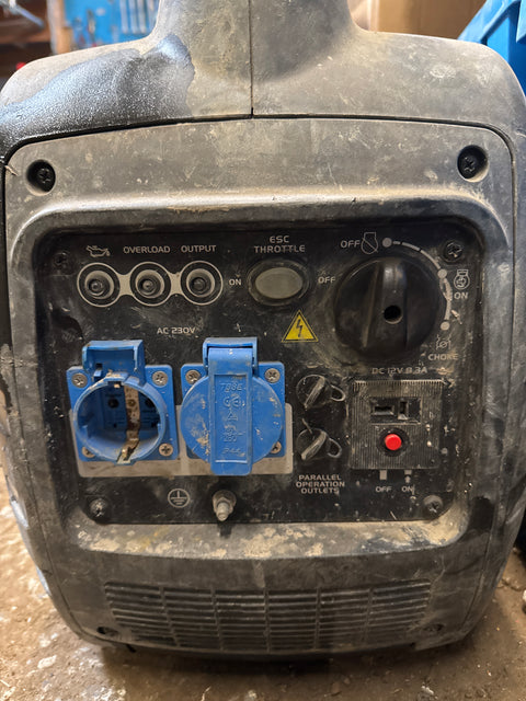 Epäkunnossa oleva bensiini aggregaatti (ei lähde käymään, puristuksia on)