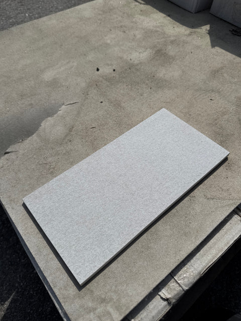 Laatta vaalean harmaa 150x300x8mm, 13,5m2 erä
