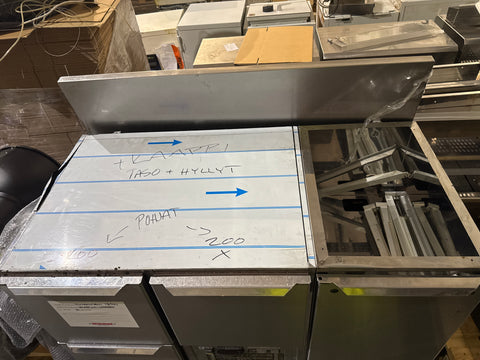 Bistro kylmävetolaatikosto L1200 tasolla ja takahyllyillä