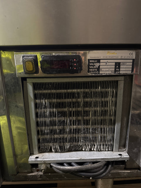 Bistro kylmävetolaatikosto L1200 tasolla ja takahyllyillä