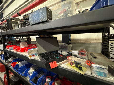 2 hyllyä sähkötarvikkeita