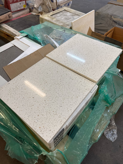 Vaalea laatta kiiltävä 300x300x12mm, 25m2 erä