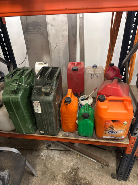 Erä polttoaineita (lähes kaikki kannut tyhjiä)