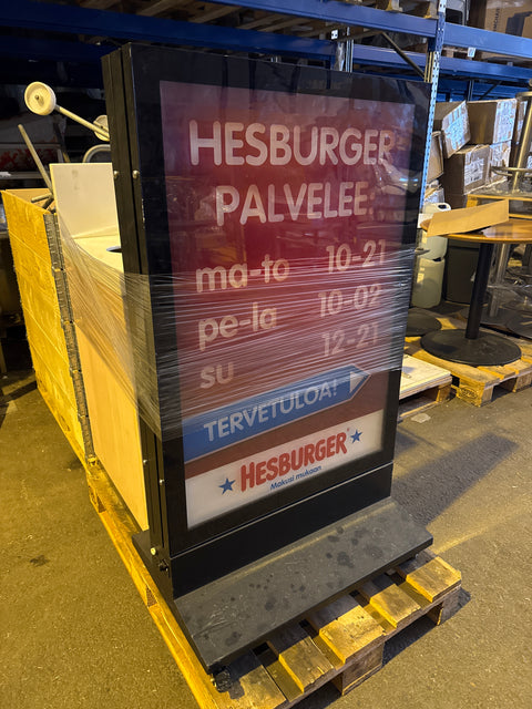 Pyörillä varustettu 2-puolinen mainostaulu (avain hukassa)