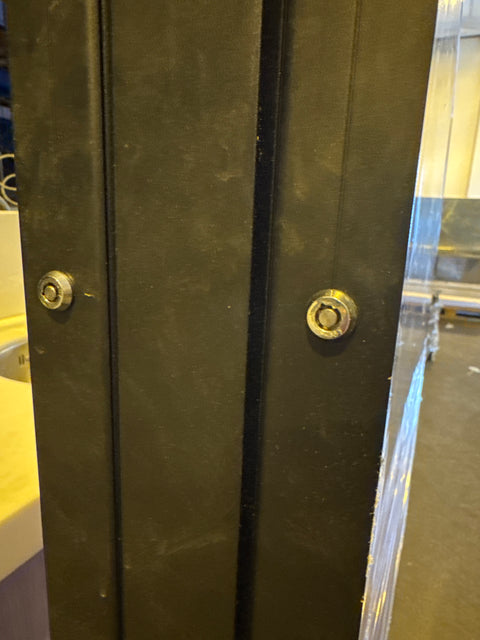 Pyörillä varustettu 2-puolinen mainostaulu (avain hukassa)