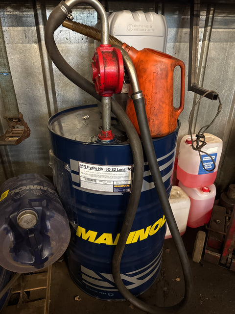 Hydrauliöljy tynnyri käsipumpulla, lähes täys