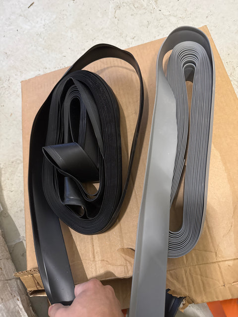 Jalkalista musta tai harmaa 50mm