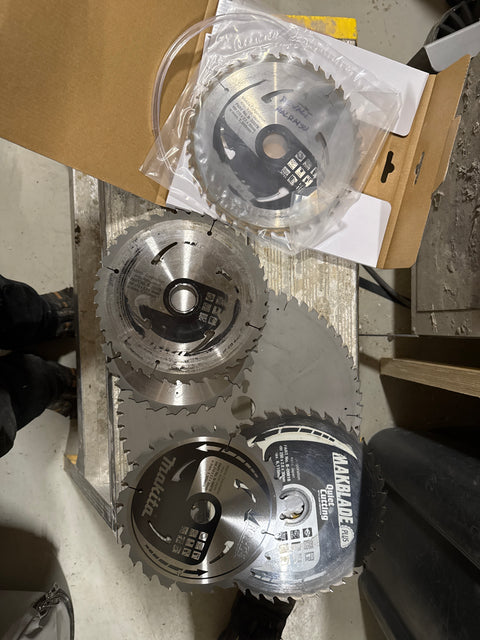 Erä käytettyjä sirkelin teriä