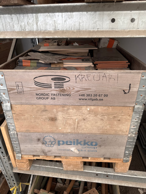 Laattalava sisältää useaa eri laattaa