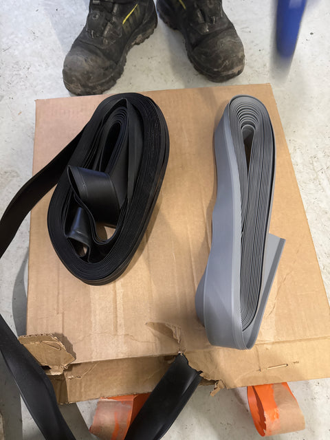 Jalkalista musta tai harmaa 50mm