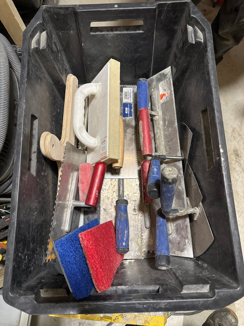 Erä laatoittajan työkaluja