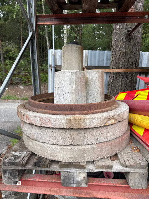 Erä betonirenkaita ulkohalk 80cm ja valaisin perustuksia