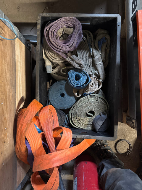 Laatikko puolillaan liinoja