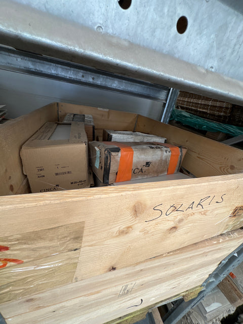 Laattalava sisältää useaa eri laattaa