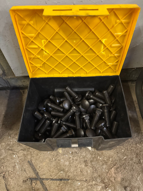 Erä auran pultteja ja muttereita