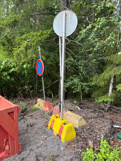 Erä liikennemerkkejä ja betoniporsaat