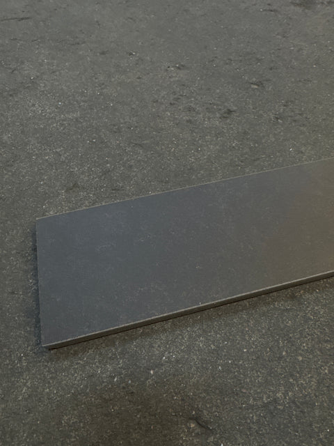 Sokkelilaatta tumma sileä 90x600x8mm, 12 metriä