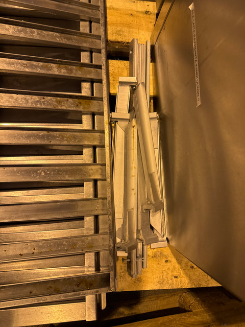 Rst hyllyt 4kpl seinäkiinnikkeineen 120x30cm