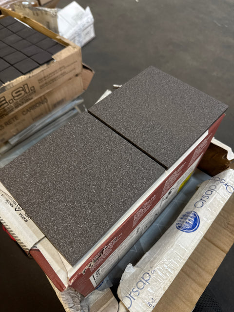 Tumma harmaa karhea laatta 150x150x8mm, 1m2 erä