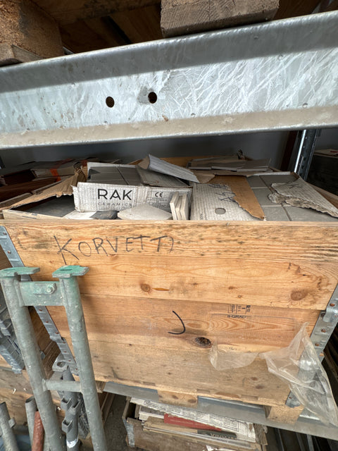 Laattalava sisältää useaa eri laattaa