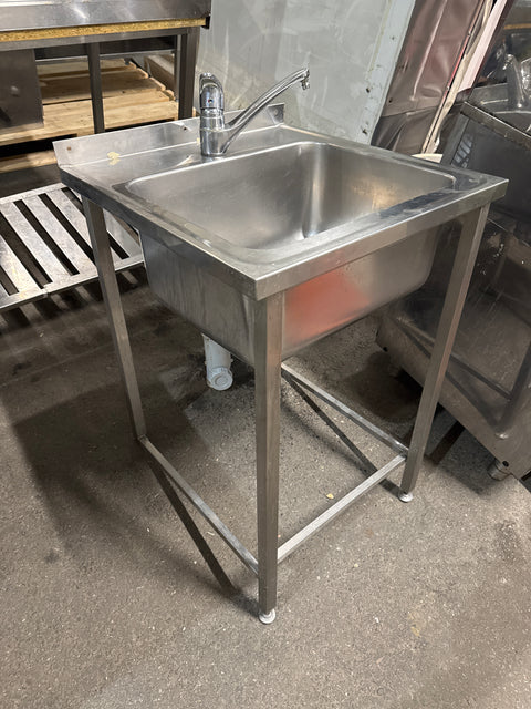 Rst-allaspöytä 60x60cm takajalat puuttuu.