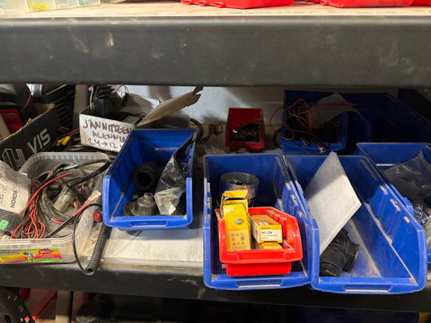 2 hyllyä sähkötarvikkeita