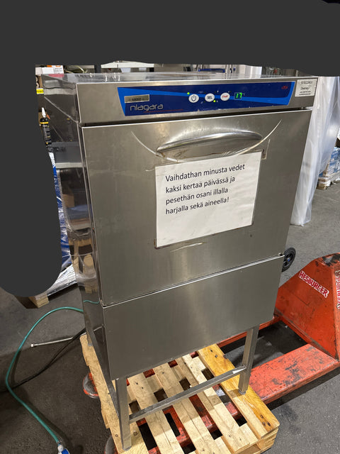 Astianpesukone jalustalla 60x60x125cm