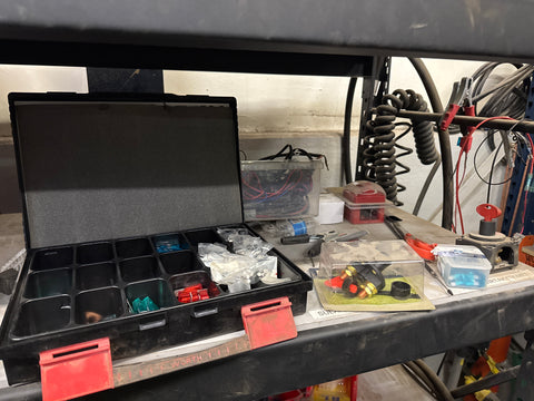 2 hyllyä sähkötarvikkeita