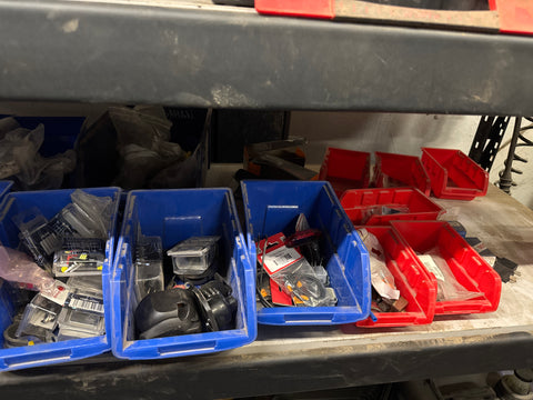 2 hyllyä sähkötarvikkeita