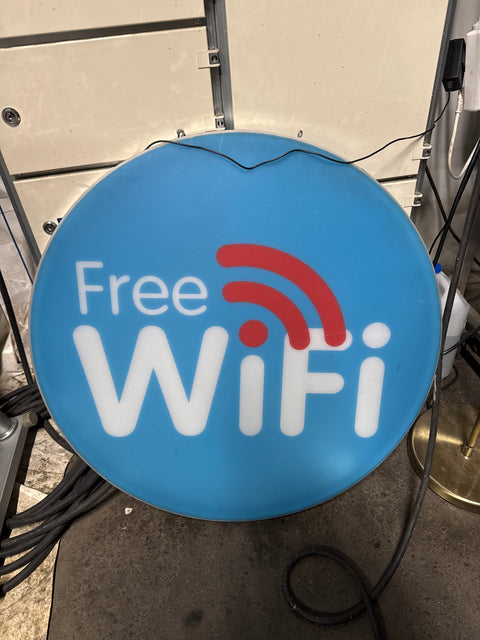 Free Wifi kyltti himmeällä valolla